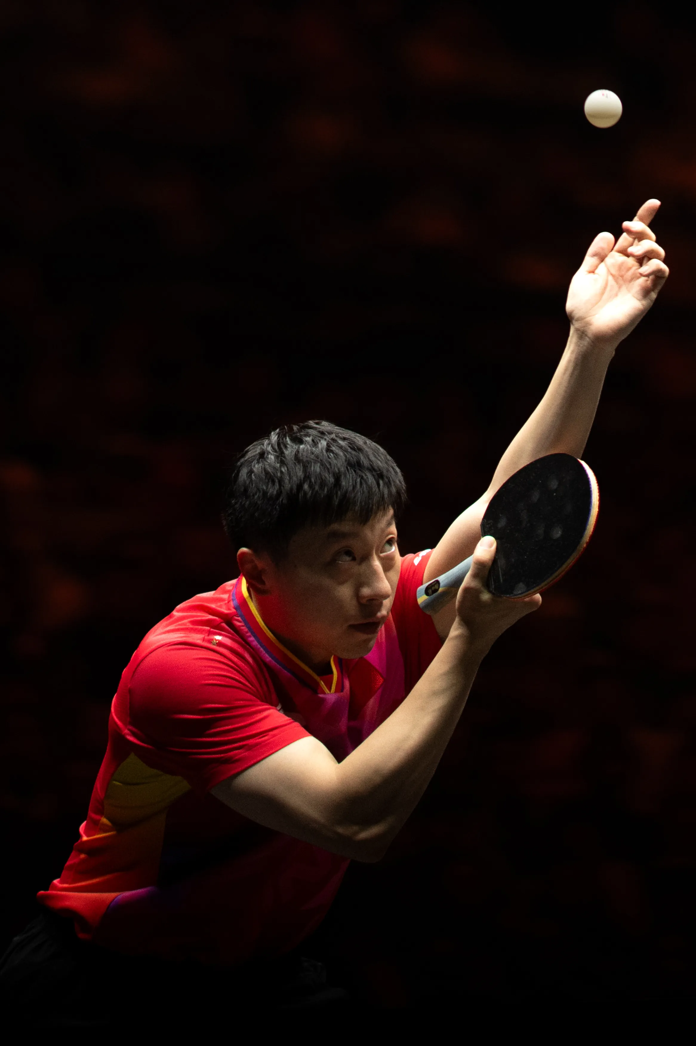Ma Long in his classic service stance at the table