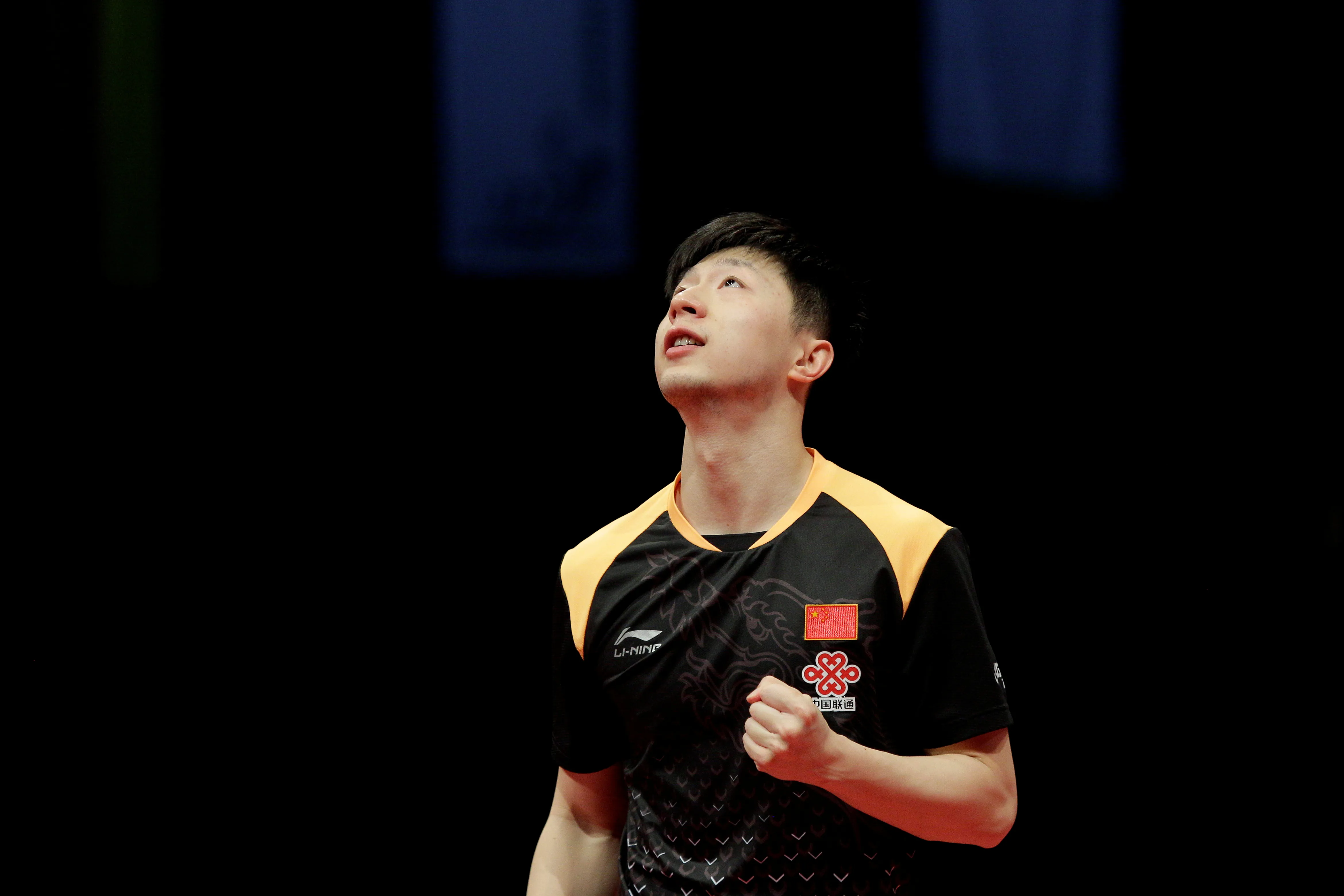 Ma Long glancing up at the scoreboard during a match